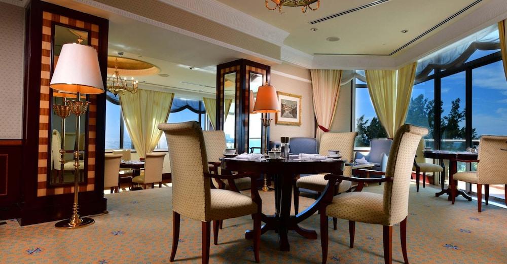 Empire Hotel And Country Club Brunei バンダル スリ ブガワン エクステリア 写真